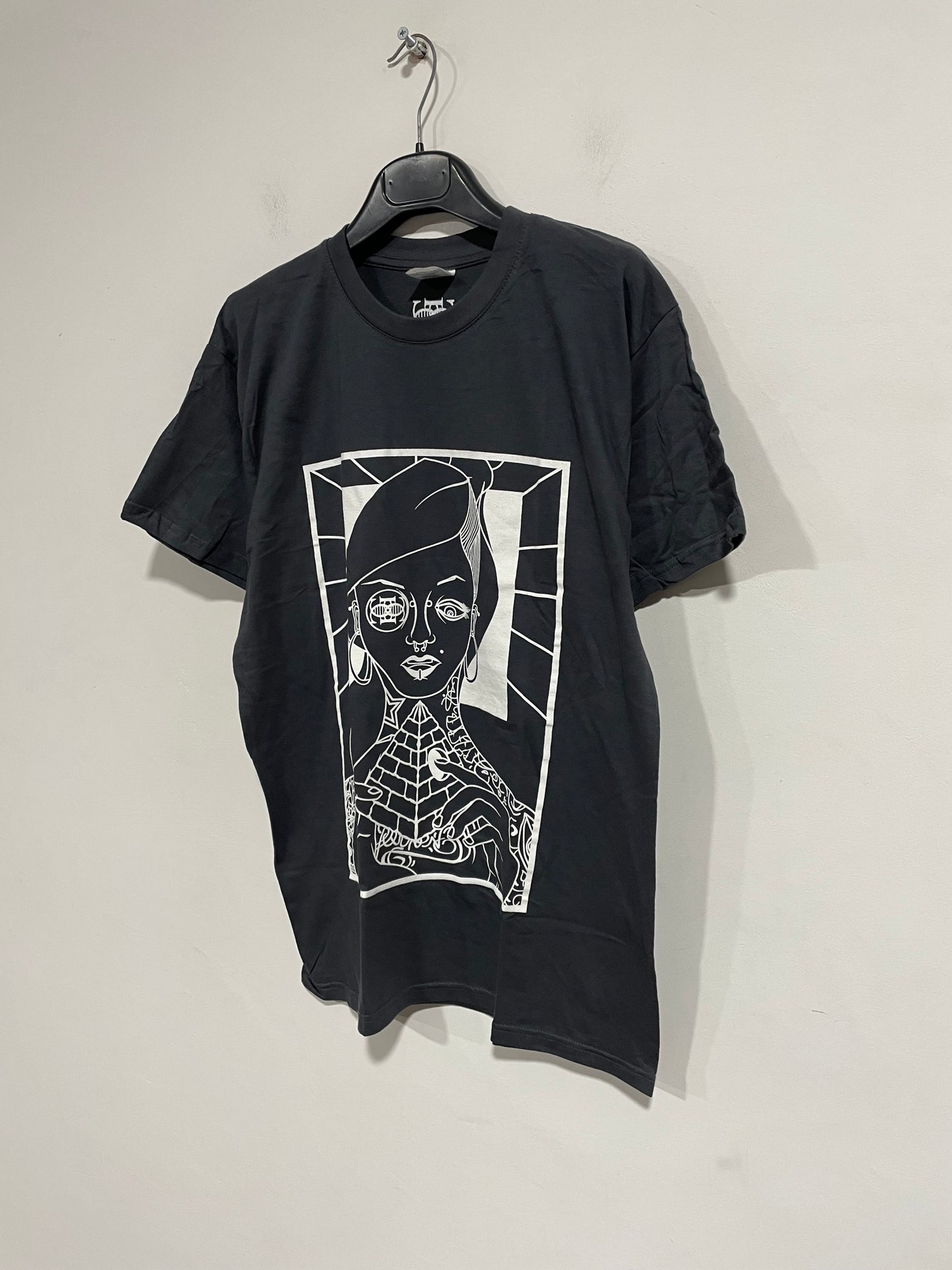 T shirt vecchia collezione Genethik tattooed girl grigio scuro