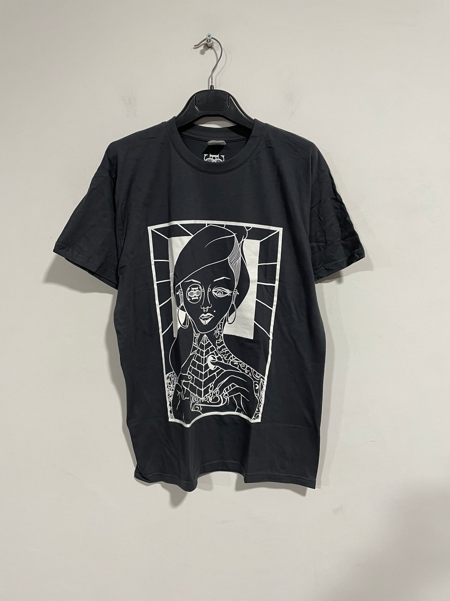 T shirt vecchia collezione Genethik tattooed girl grigio scuro