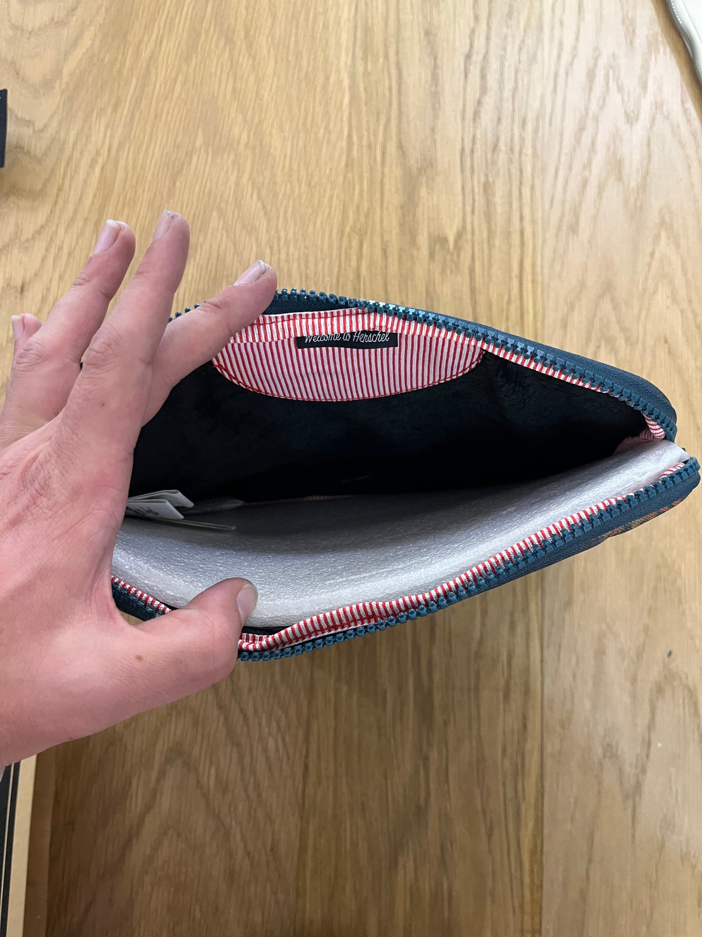 Porta iPad pochette Herschel nuovo con cartellino (H101)