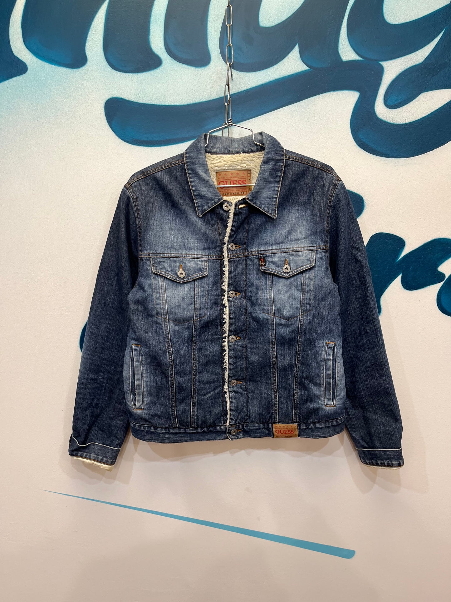 Giubbotto Guess in jeans con sherpa interno (F130)