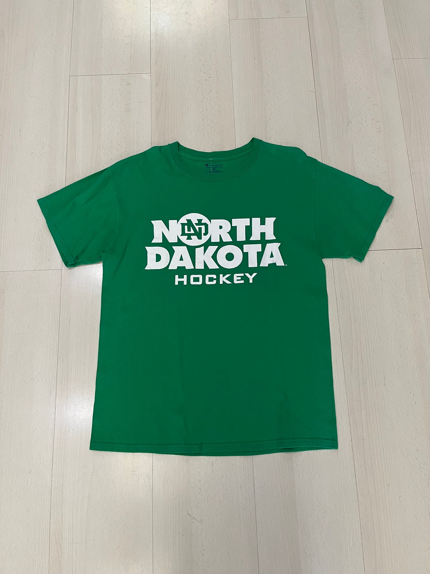 T shirt Champion official ncaa North Dakota Hockey (H114)