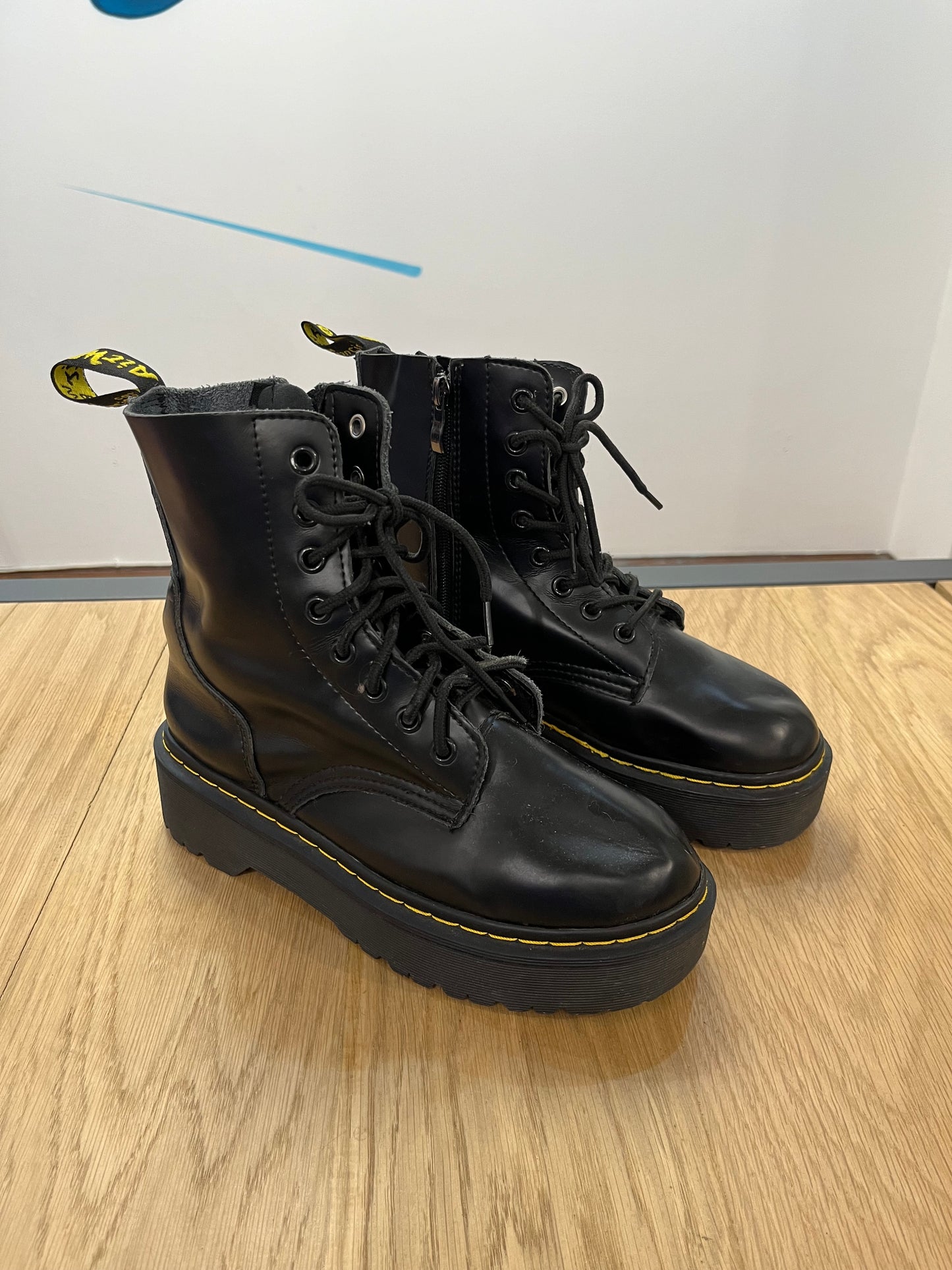 Stivaletti Dr. Martens platform (F847)