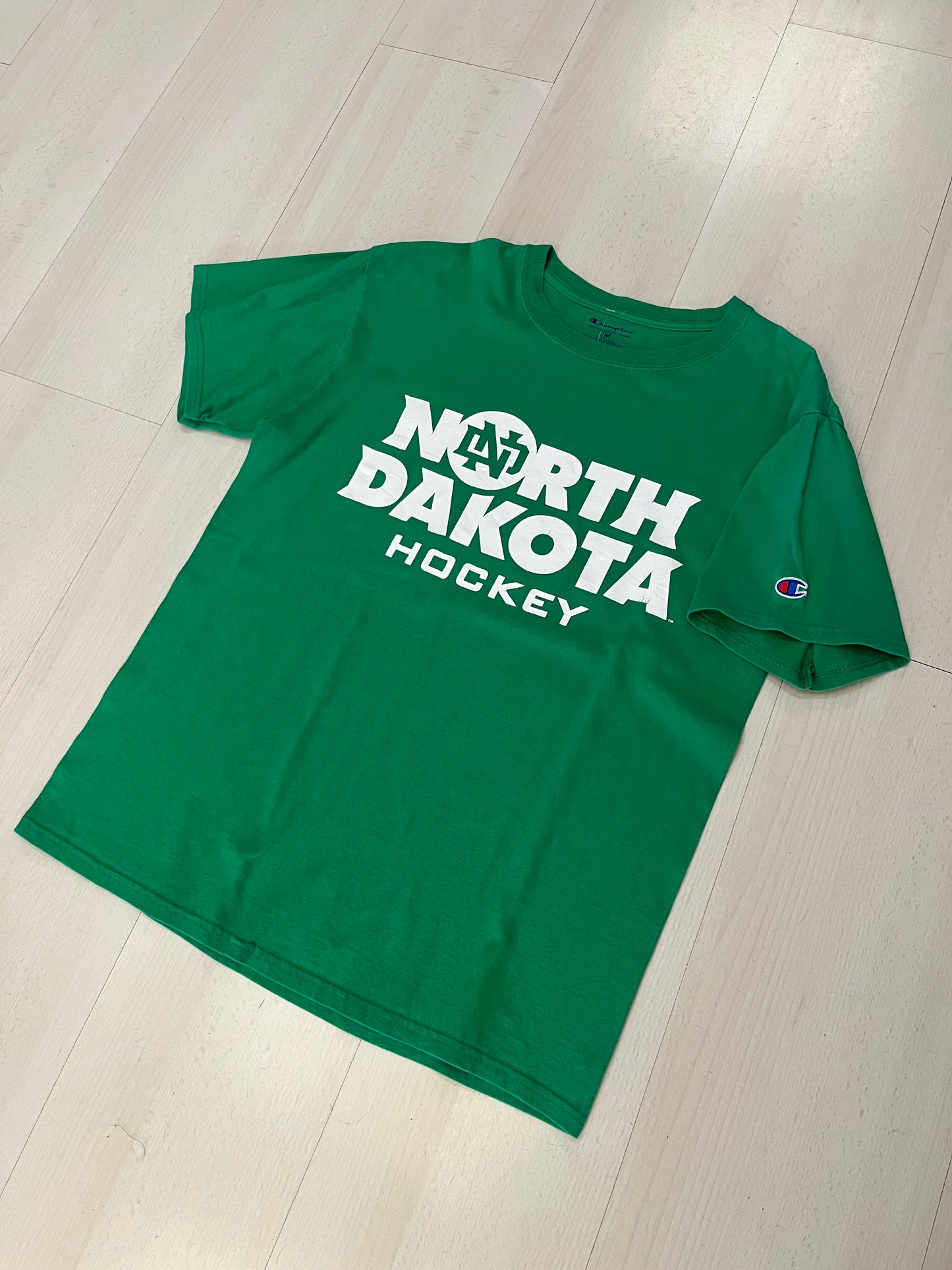 T shirt Champion official ncaa North Dakota Hockey (H114)