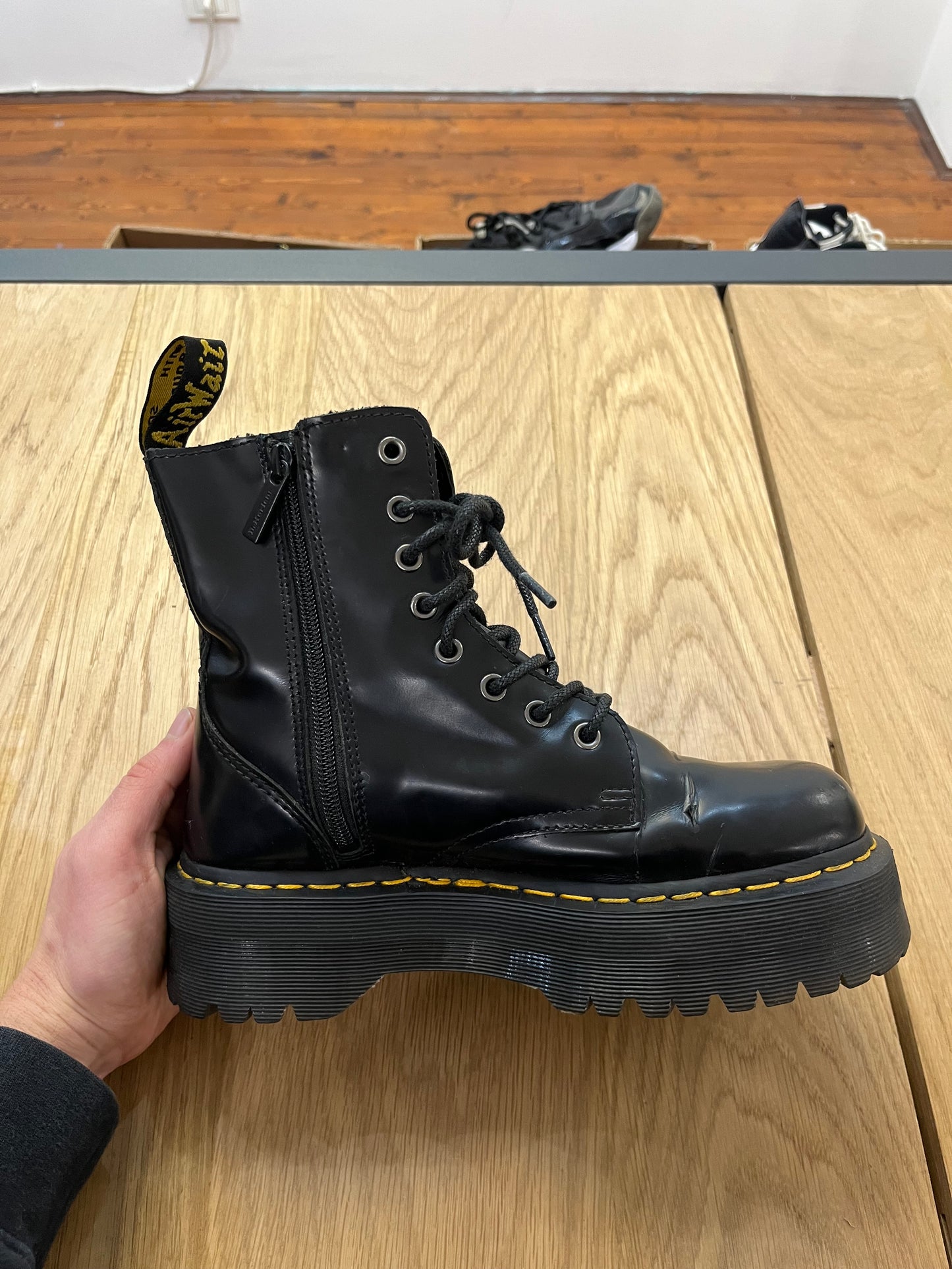 Anfibi dr martens platform neri (F835)