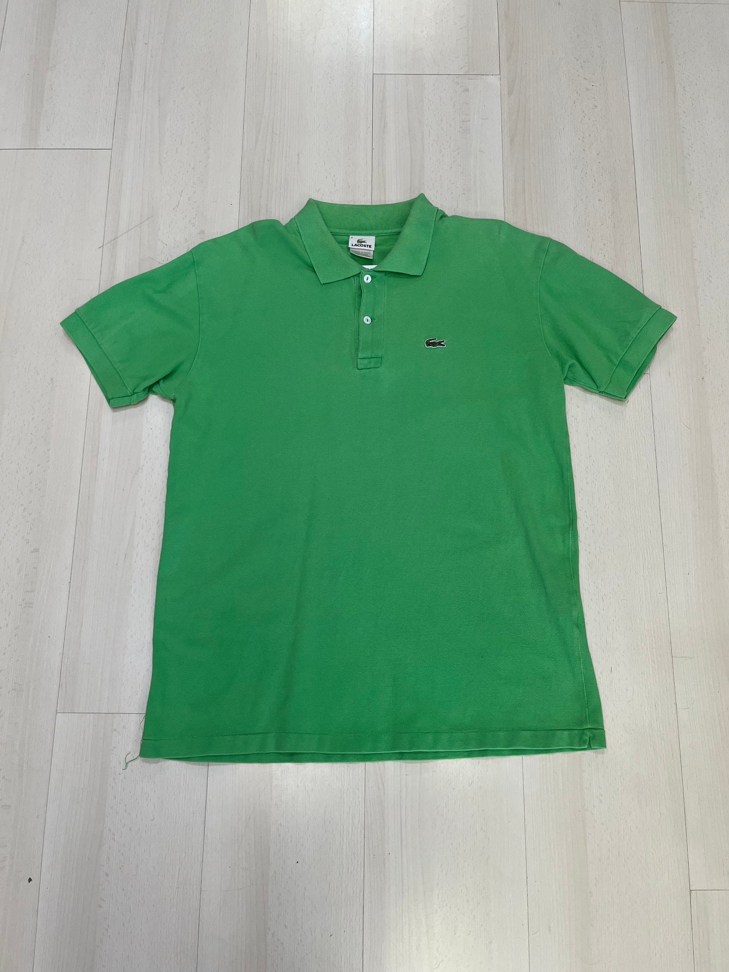 Polo Lacoste verde (H124)