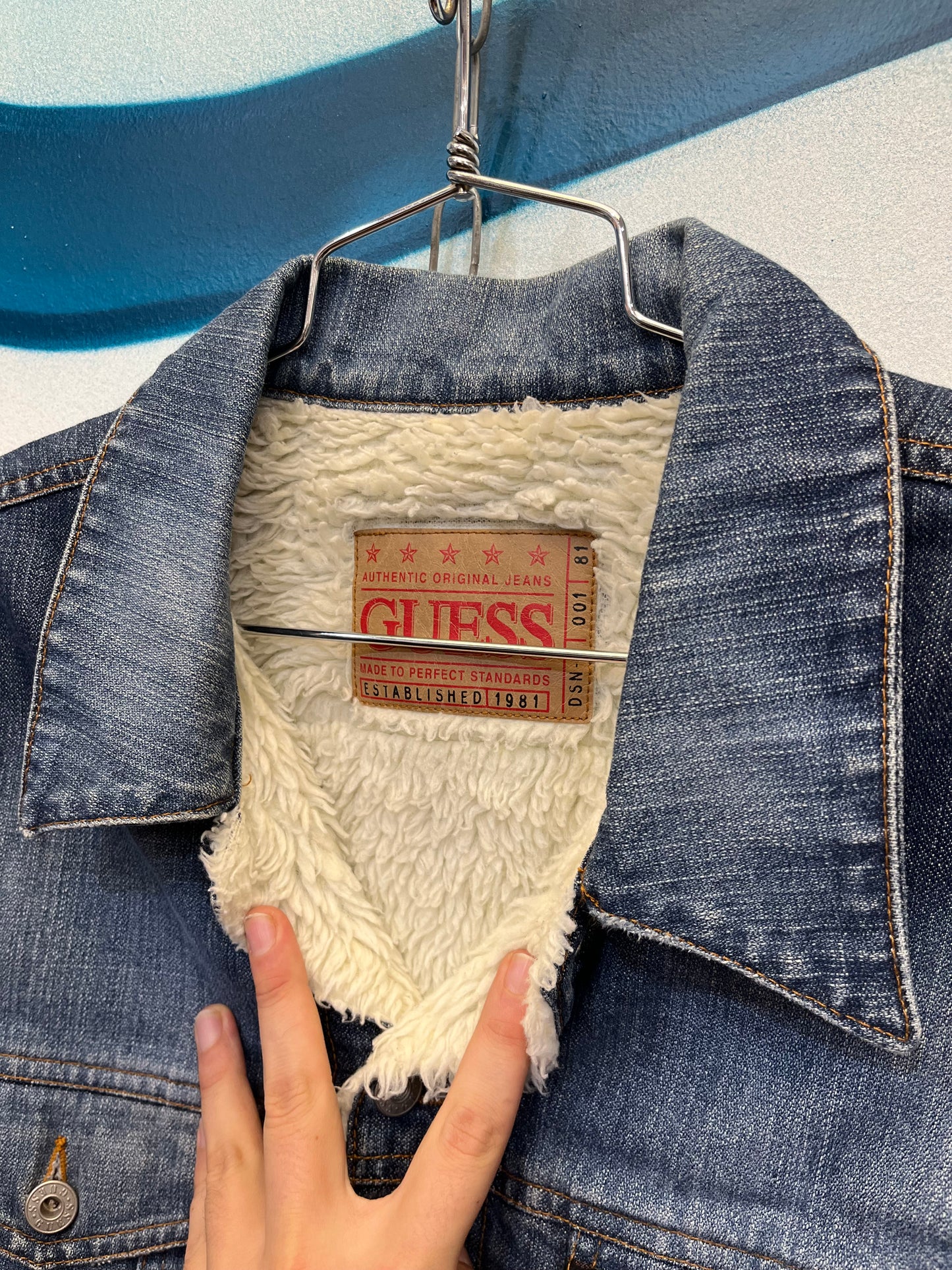 Giubbotto Guess in jeans con sherpa interno (F130)