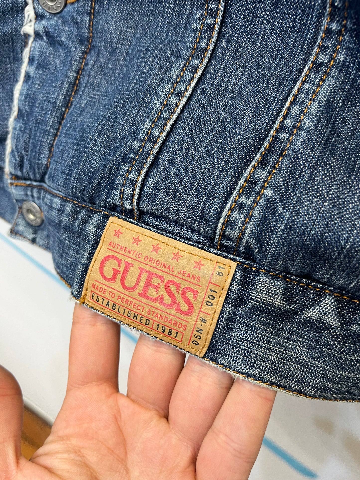 Giubbotto Guess in jeans con sherpa interno (F130)