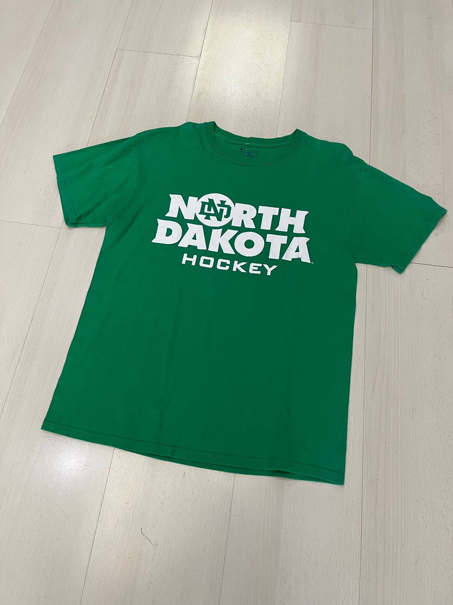 T shirt Champion official ncaa North Dakota Hockey (H114)