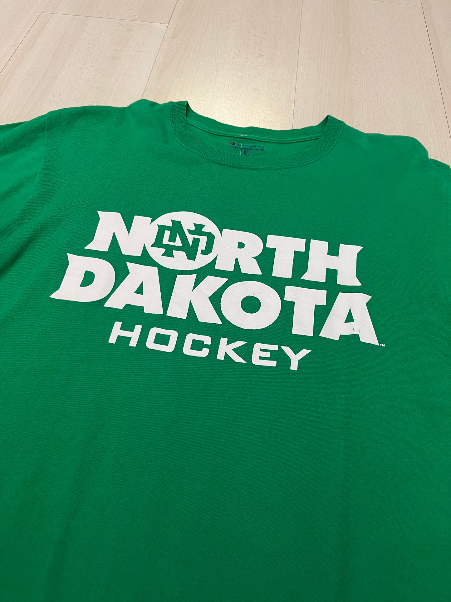 T shirt Champion official ncaa North Dakota Hockey (H114)